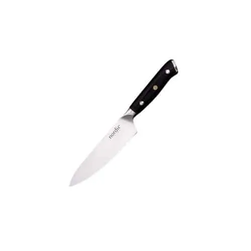 14 cm universalkniv fra The Nordic Chefs Collection til at skære grøntsager på et træbræt.