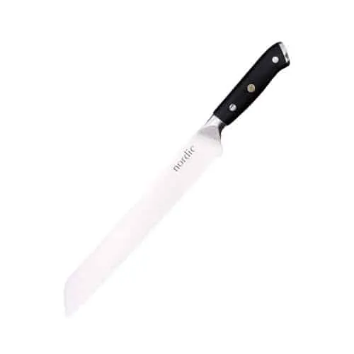 23 cm savtakket brødkniv fra Nordic Chefs, der skærer gennem frisk brød.