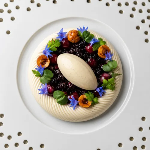 Fin middagsdessert skapad med Ring Twist silikonform, med en spiraldessertring, bär och quenelle.