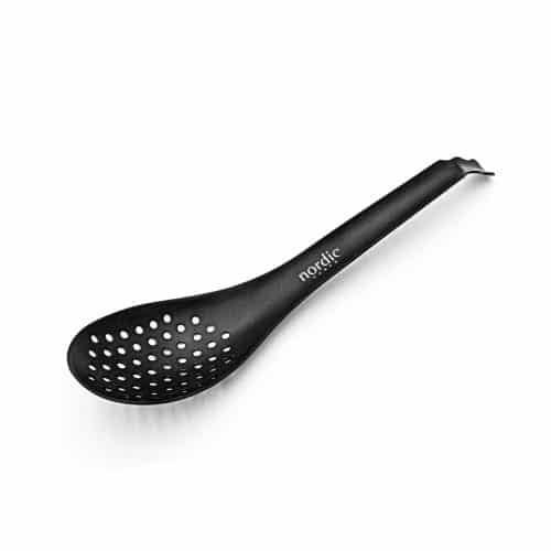 Zwart geperforeerd keukengerei met ergonomisch handvat
