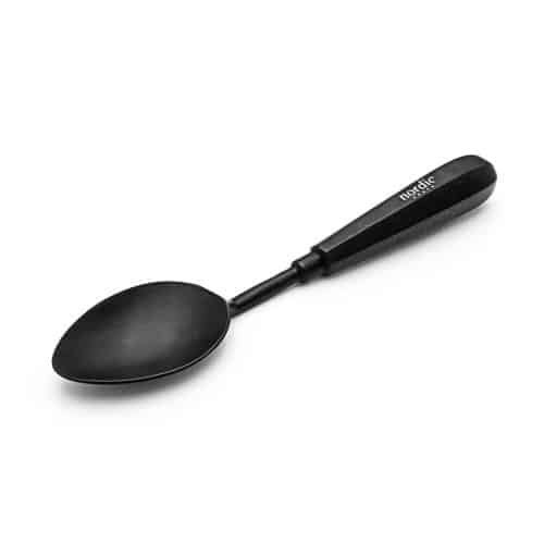 Zwarte lepel met Scandinavisch design handvat.