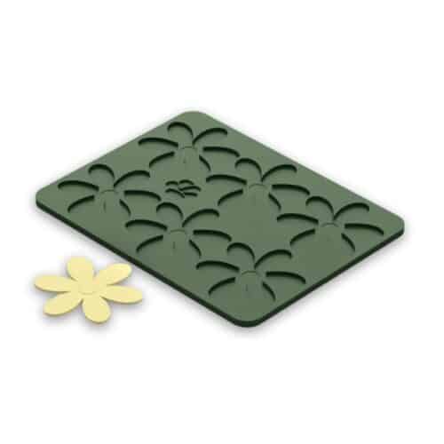 Molde de silicona verde con estampado de flores y formas de flores beige